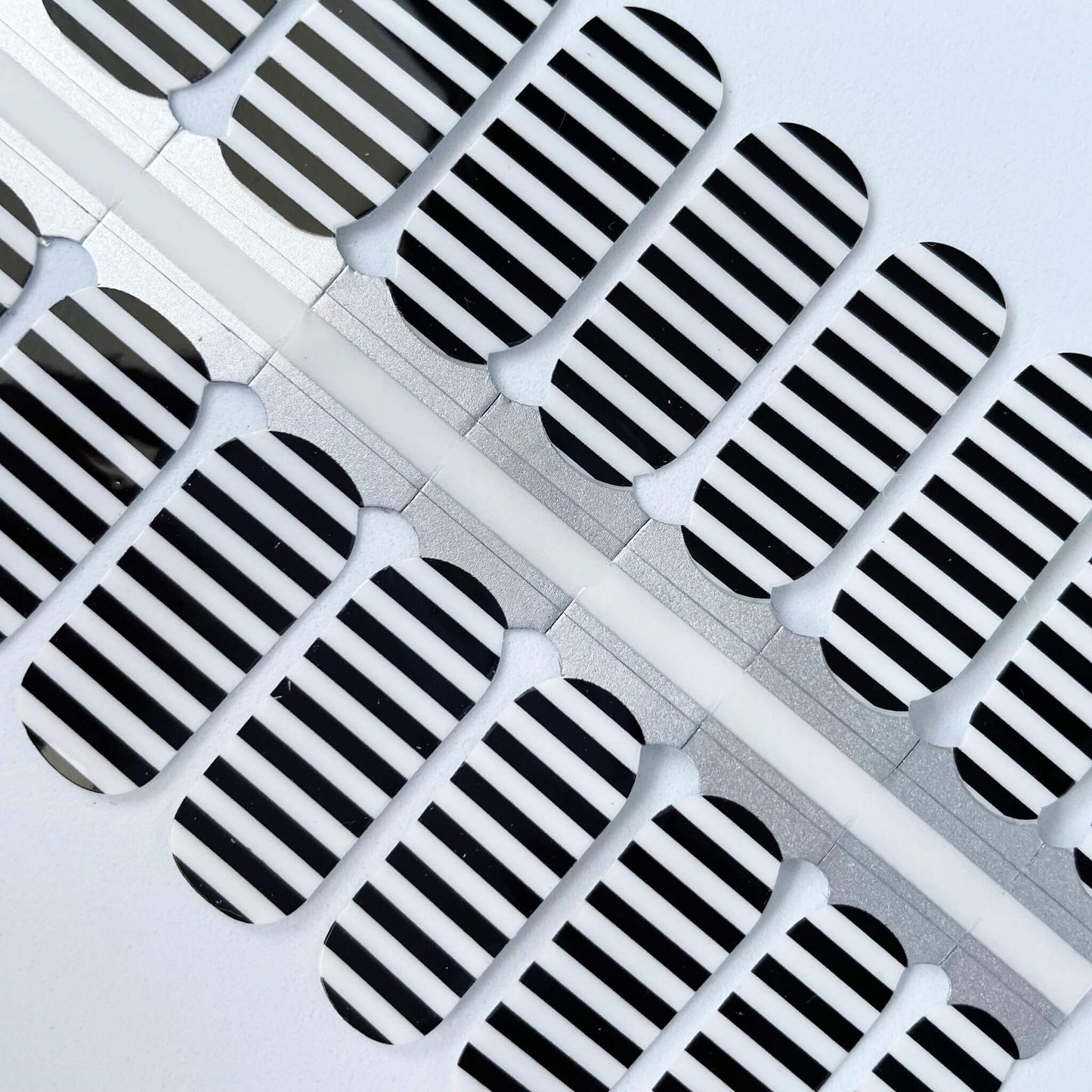 Black and White Stripe // Nail Polish Strips